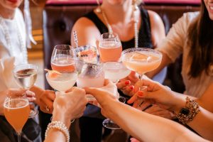 Read more about the article 11 Ideen für Scheidungsparty: Themen, Dekorationen und Geschenke