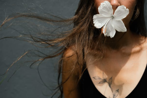 Read more about the article 12 Tattoo-Designideen mit Geburtsblumen für jeden Monat
