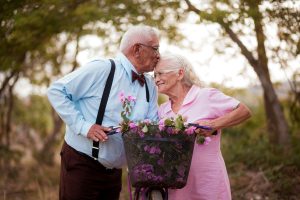Read more about the article Eiserne Hochzeit: 16 eizigartige Geschenkideen zum 65. Ehejubiläum