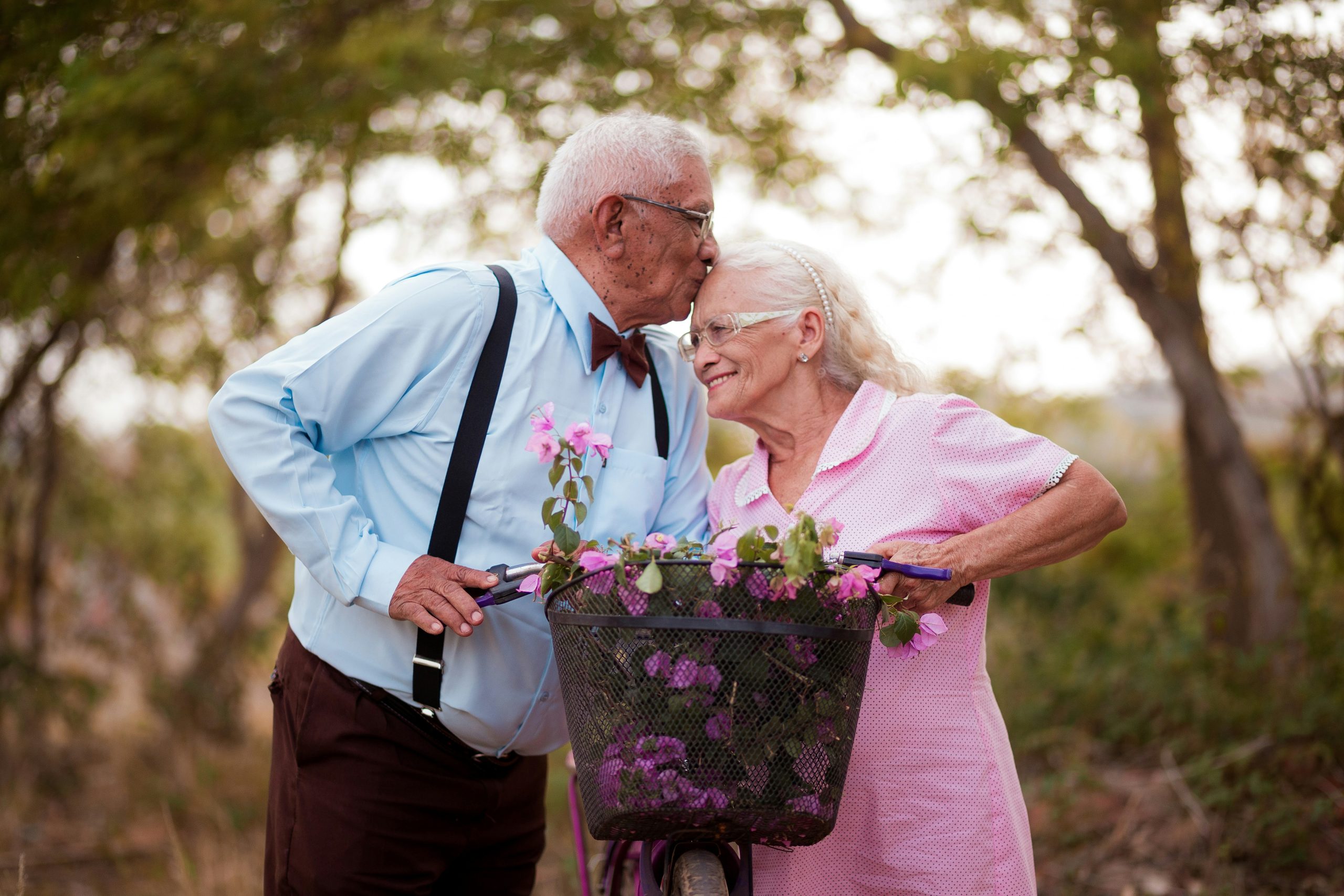 You are currently viewing Eiserne Hochzeit: 16 eizigartige Geschenkideen zum 65. Ehejubiläum