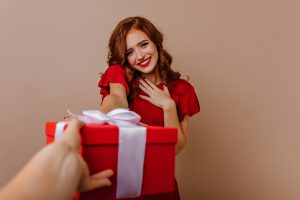 Read more about the article Welches Geschenk soll man seiner Frau zum Hochzeitstag machen?