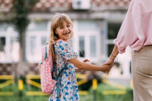 Einschulungsgeschenk für Mädchen: 5 durchdachte Ideen, die den ersten Schultag verschönern