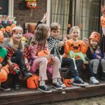 Eine unvergessliche Halloween-Party für Kinder veranstalten