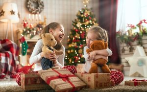 Read more about the article Personalisierte Geschenke für Kinder zu Weihnachten – Ideen für Mädchen, Jungs & Kleinkinder