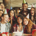 Die 140 besten Geburtstagswünsche für Freunde: Inspirierende, lustige und herzliche Ideen