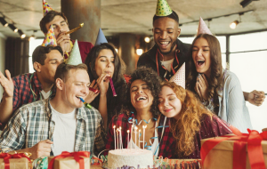 Read more about the article Die 140 besten Geburtstagswünsche für Freunde: Inspirierende, lustige und herzliche Ideen