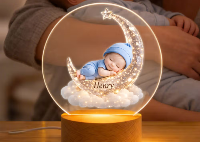Personalisiertes Baby-Nachtlicht mit Foto und Namen im Mond- und Wolkendesign: Warme Beleuchtung für süße Träume