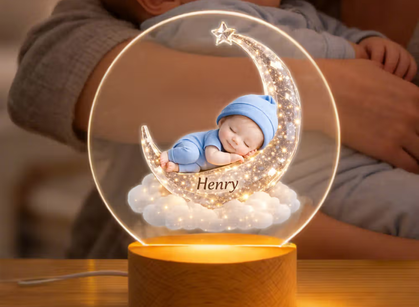Personalisiertes Baby-Nachtlicht mit Foto und Namen im Mond- und Wolkendesign: Warme Beleuchtung für süße Träume