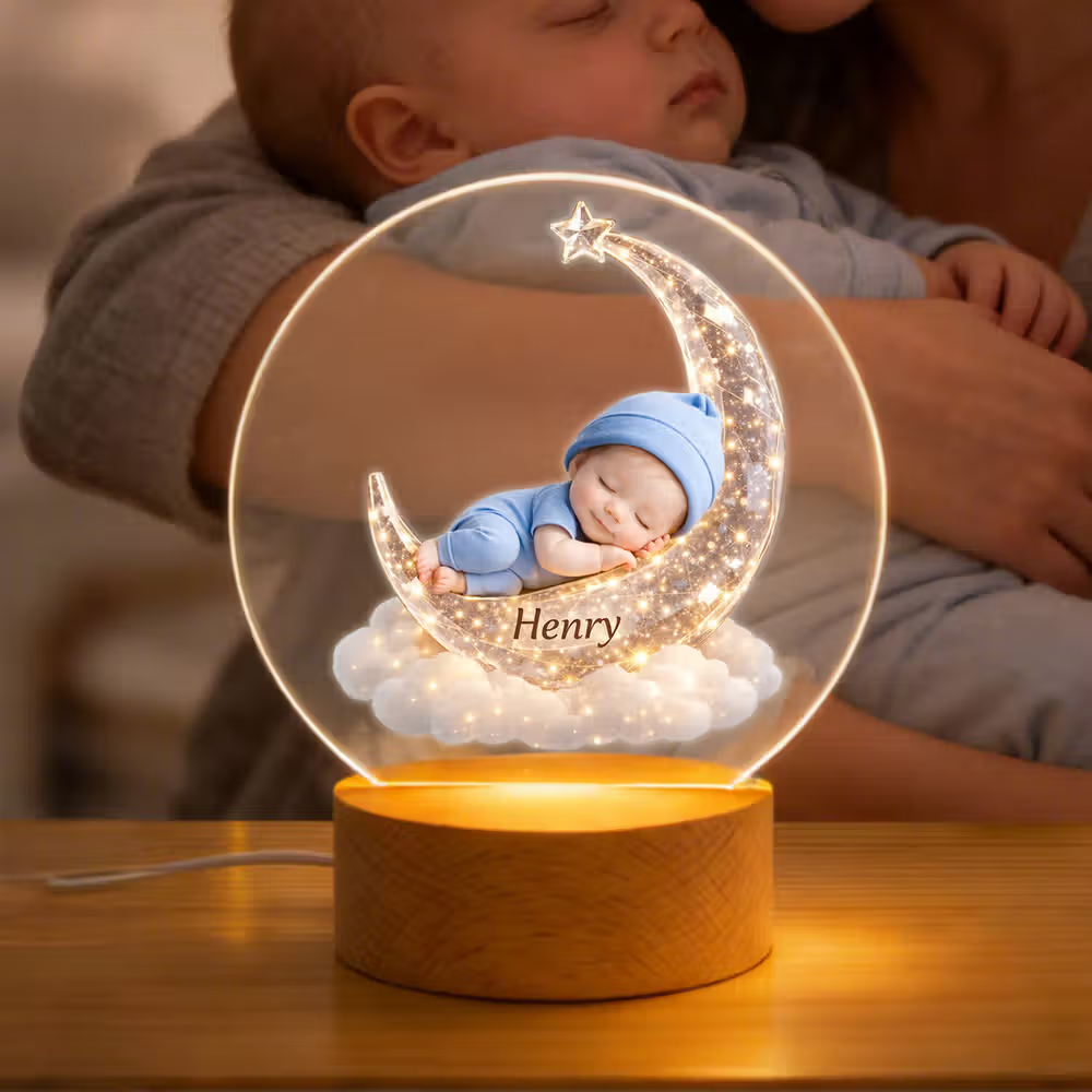 Personalisiertes Baby-Nachtlicht mit Foto und Namen im Mond- und Wolkendesign: Warme Beleuchtung für süße Träume
