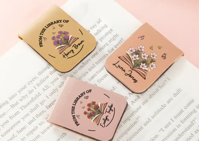 Stilvolle Lesemomente genießen mit dem personalisierten PU Leder Magnet Lesezeichen Clip mit Geburtsblume