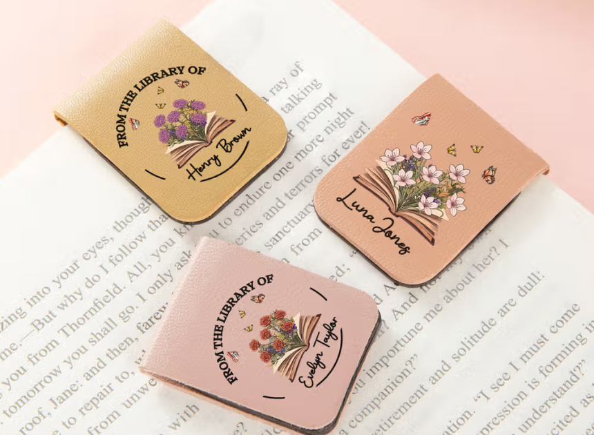 Stilvolle Lesemomente genießen mit dem personalisierten PU Leder Magnet Lesezeichen Clip mit Geburtsblume