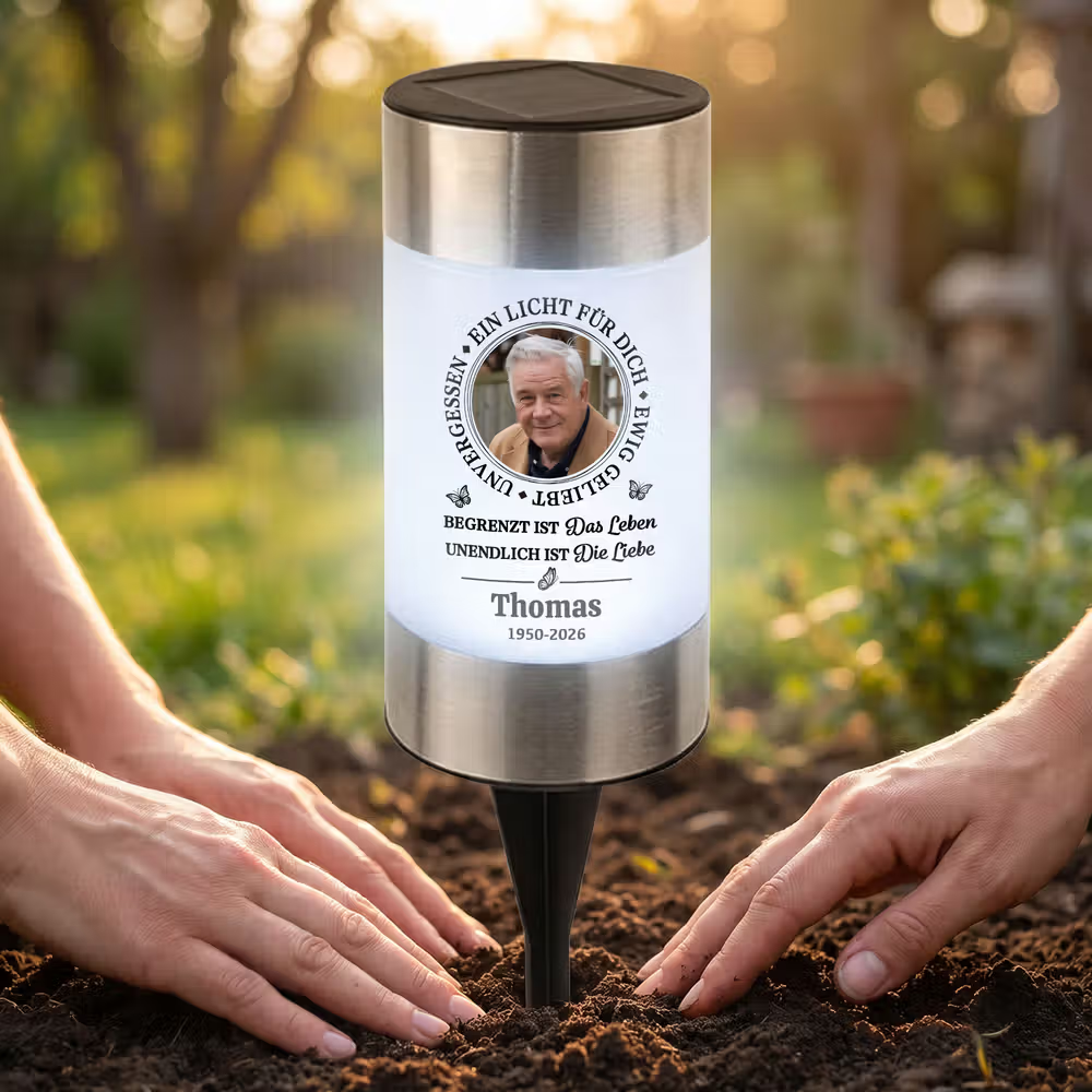 Personalisiertes Solar Grablicht mit Trauerspruch und Foto: Ein schönes und praktisches Licht für die Gedenkstätte