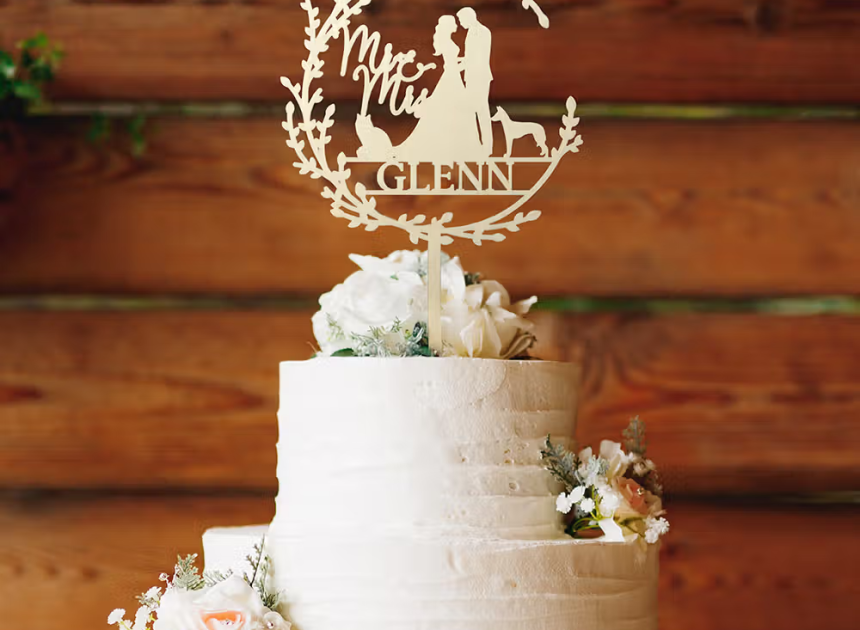 Personalisierter Tortenaufsatz mit Brautpaar- & Haustiersilhouette: Kuchenstecker aus Acrylglas und Lindenholz mit Wunschnamen zur Hochzeit
