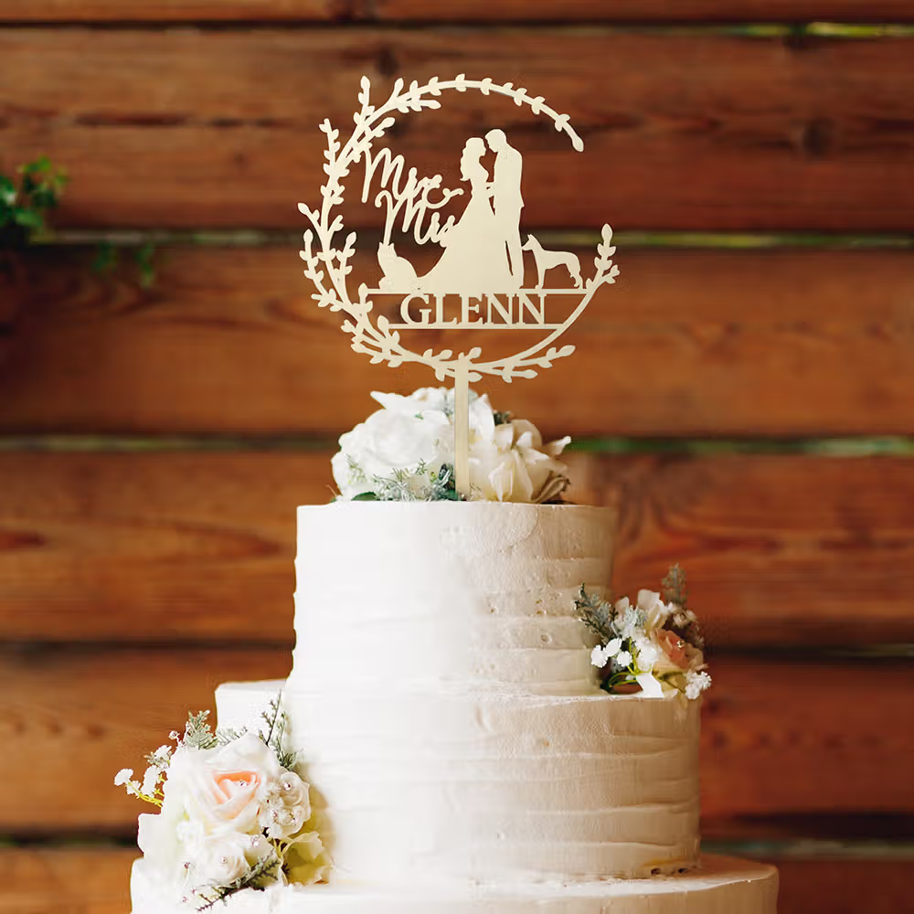 Personalisierter Tortenaufsatz mit Brautpaar- & Haustiersilhouette: Kuchenstecker aus Acrylglas und Lindenholz mit Wunschnamen zur Hochzeit