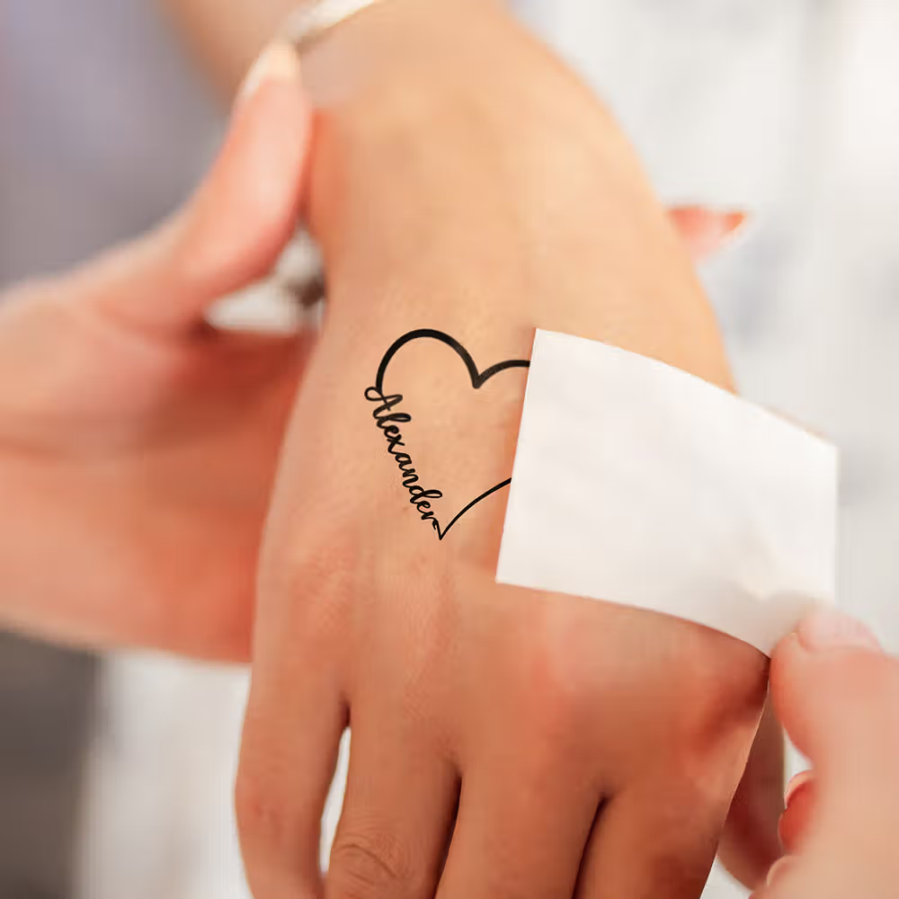 Personalisierte temporäre Herz-Tattoos mit 1–5 Namen: Wasserfeste Abziehtattoos im verbundenen Herzdesign für Familie und Paare