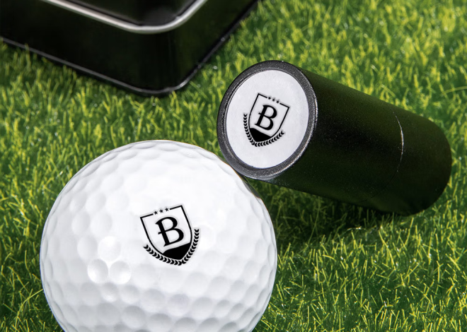 Personalisierter Monogramm-Golfballstempel: Wasserfester Ballmarker mit Initialen in robuster Aluminiumbox
