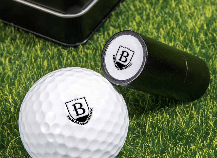 Personalisierter Monogramm-Golfballstempel: Wasserfester Ballmarker mit Initialen in robuster Aluminiumbox