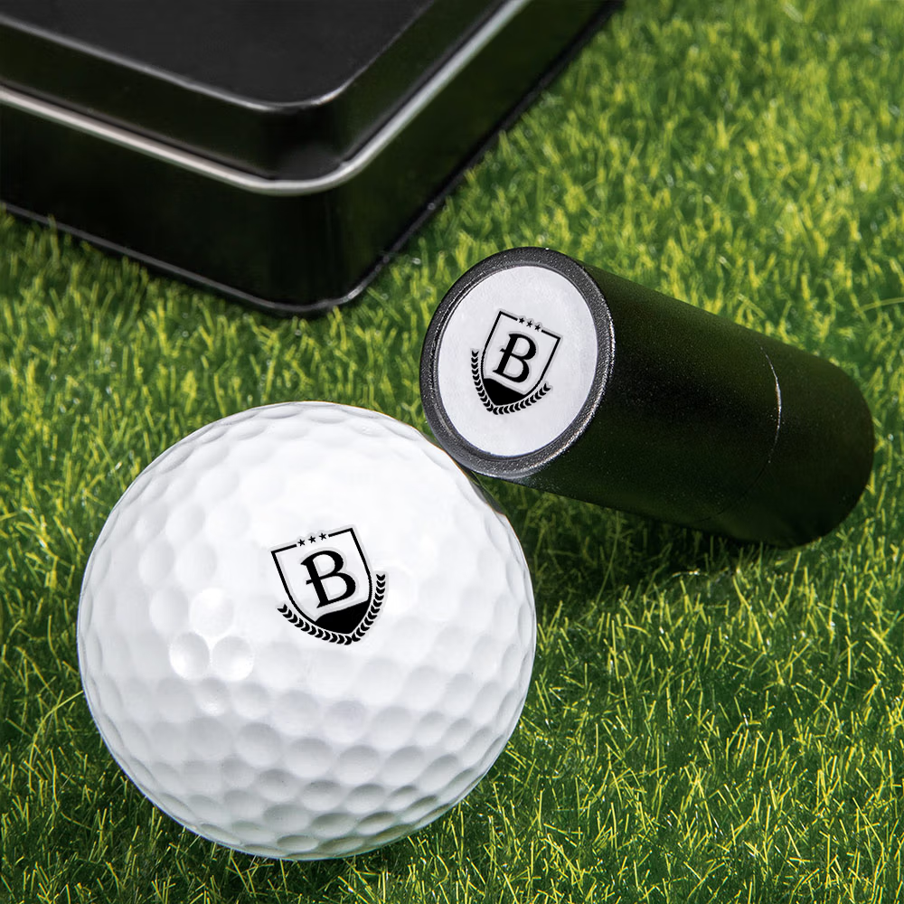 Personalisierter Monogramm-Golfballstempel: Wasserfester Ballmarker mit Initialen in robuster Aluminiumbox