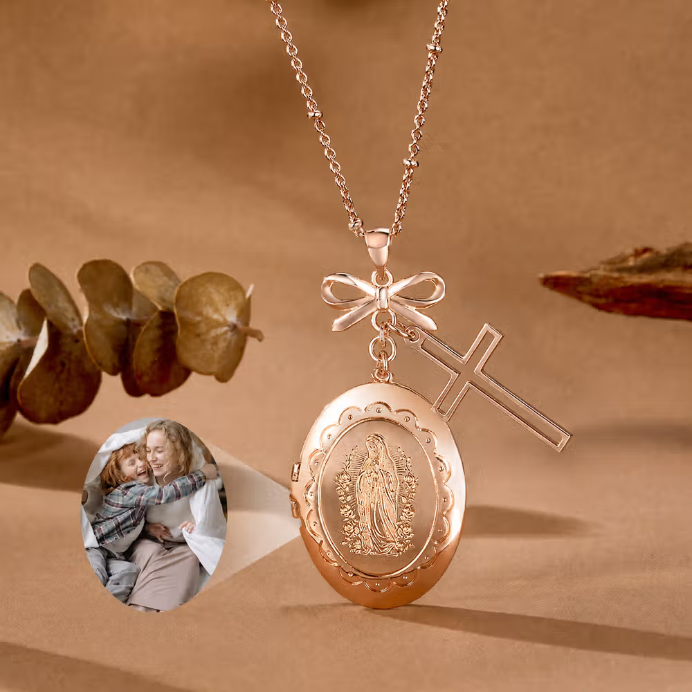 Personalisierte Jungfrau-Maria-Kreuz-Medaillon-Halskette mit Foto: Zierlicher Religionsschmuck mit Schleife und Kreuz-Charm