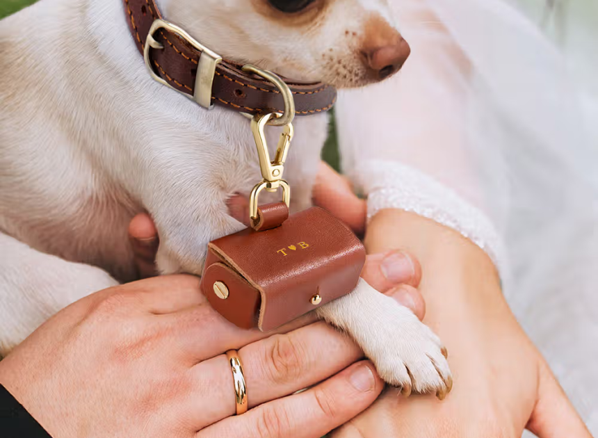Personalisierte Leder Ringträger-Tasche für das Hundehalsband mit Initialen und Gravur: Romantischer Begleiter für die Traumhochzeit