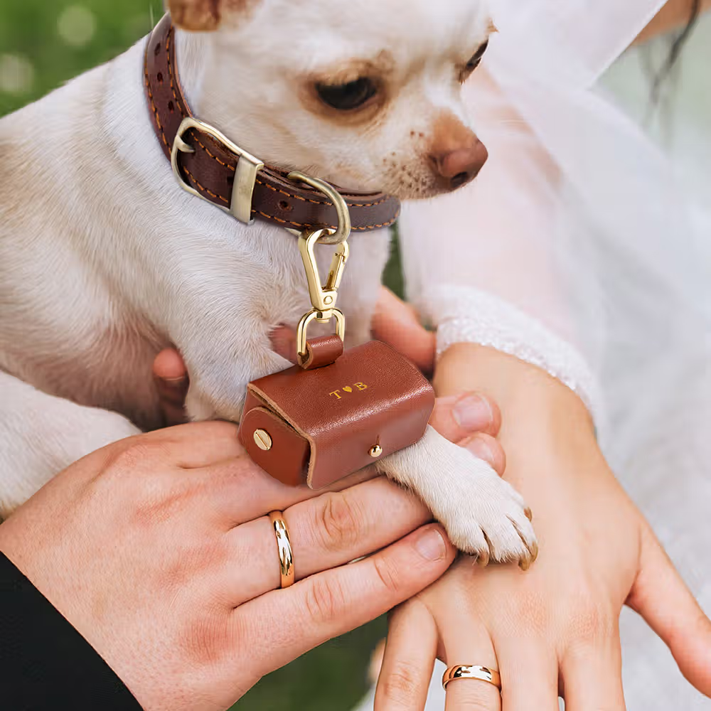 Personalisierte Leder Ringträger-Tasche für das Hundehalsband mit Initialen und Gravur: Romantischer Begleiter für die Traumhochzeit