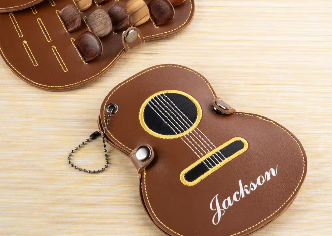 Nie wieder verlorene Spielplättchen: Die personalisierte gitarrenförmige PU-Leder Plektrum-Tasche mit Namen