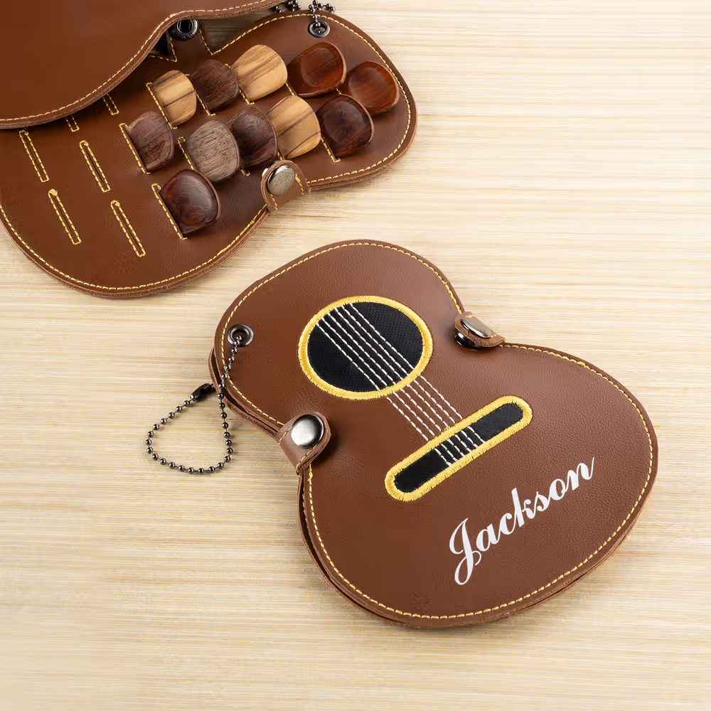 Nie wieder verlorene Spielplättchen: Die personalisierte gitarrenförmige PU-Leder Plektrum-Tasche mit Namen