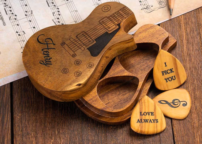 Personalisiertes Gitarrenplektrum und Kästchen aus Holz mit Gravur für Musiker