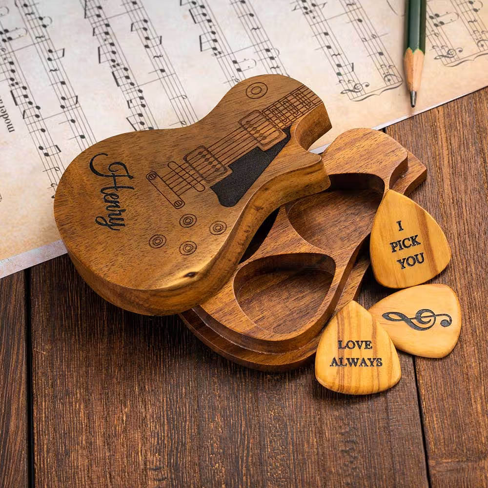 Personalisiertes Gitarrenplektrum und Kästchen aus Holz mit Gravur für Musiker