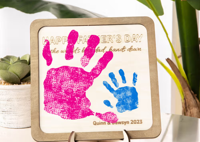 Personalisiertes Handabdruck-Holzbild mit Gravur und Ständer: DIY-Vatertagsgeschenk aus Echtholz