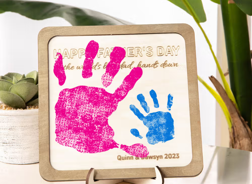 Personalisiertes Handabdruck-Holzbild mit Gravur und Ständer: DIY-Vatertagsgeschenk aus Echtholz