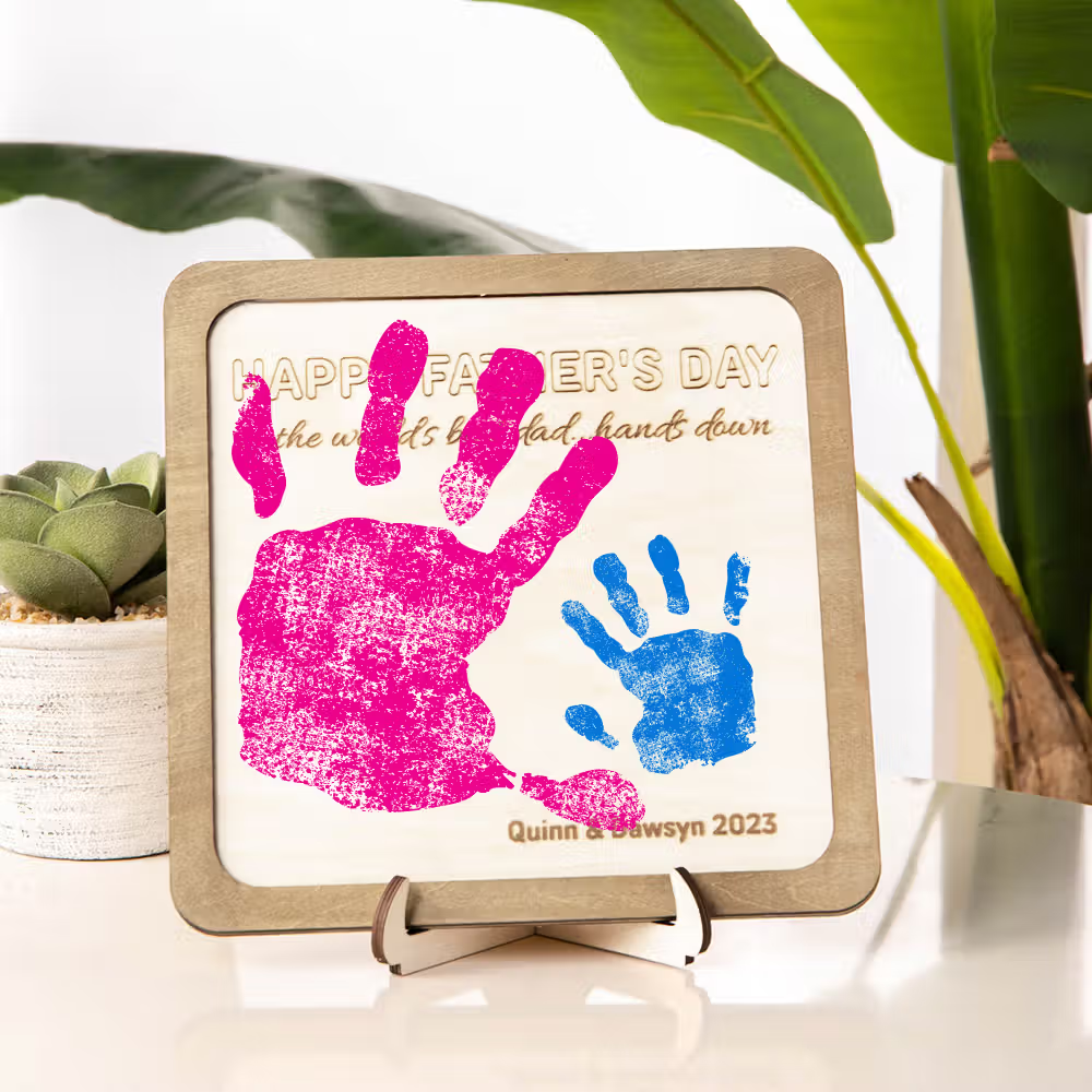 Personalisiertes Handabdruck-Holzbild mit Gravur und Ständer: DIY-Vatertagsgeschenk aus Echtholz