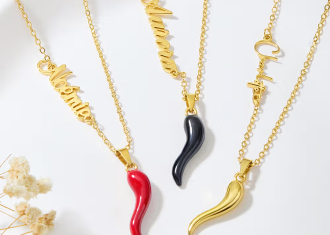 Personalisierte italienische Cornicello-Halskette mit Namen: Traditioneller Glückshorn-Anhänger an feiner Ankerkette