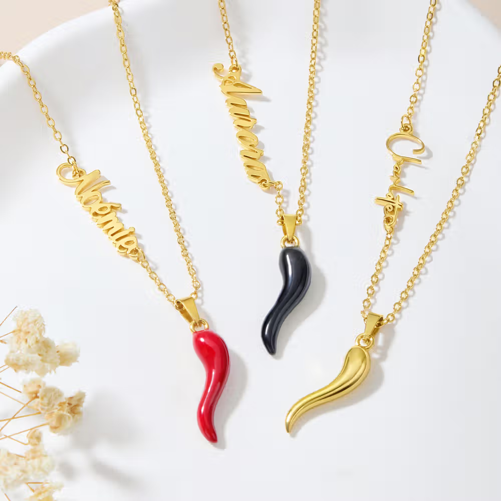 Personalisierte italienische Cornicello-Halskette mit Namen: Traditioneller Glückshorn-Anhänger an feiner Ankerkette