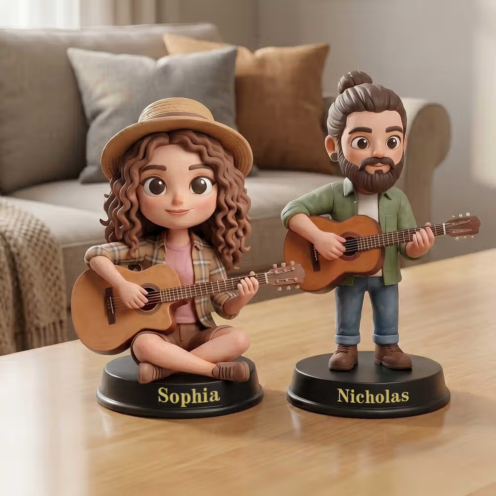 Ein persönlicher Musikmoment als Miniatur: Personalisierte 3D-Miniaturfigur nach Foto mit Gitarre und Wunschtext