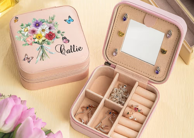 Blühender Schutz mit integriertem Spiegel: Personalisierte Leder-Schmuckbox mit Geburtsblumen-Strauß und Namen