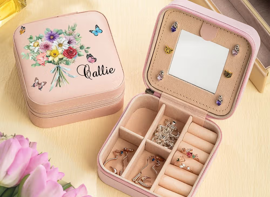 Blühender Schutz mit integriertem Spiegel: Personalisierte Leder-Schmuckbox mit Geburtsblumen-Strauß und Namen