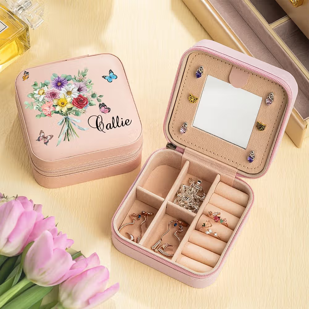 Blühender Schutz mit integriertem Spiegel: Personalisierte Leder-Schmuckbox mit Geburtsblumen-Strauß und Namen