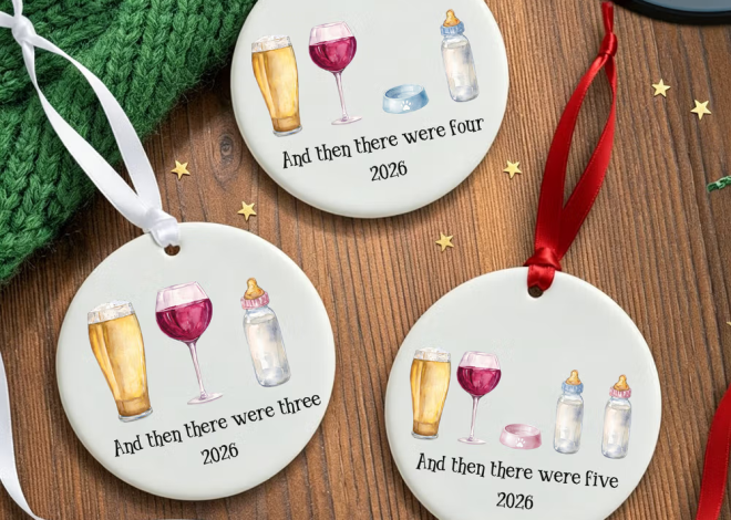 Personalisiertes Keramik-Ornament mit Bier, Babyflaschen, Text und Jahreszahl: Herzenswärme und Humor in einem einzigartigen Familienandenken