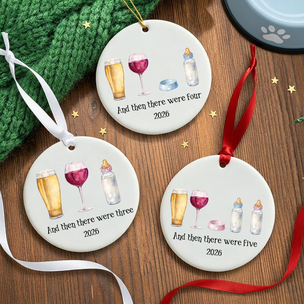 Personalisiertes Keramik-Ornament mit Bier, Babyflaschen, Text und Jahreszahl: Herzenswärme und Humor in einem einzigartigen Familienandenken
