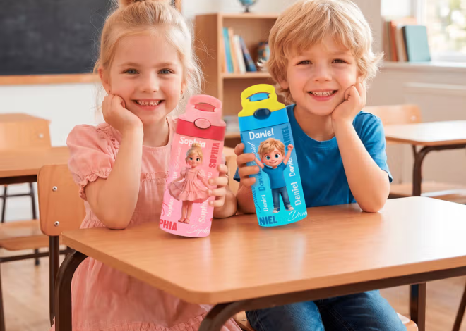 Personalisierte Trinkflasche mit Cartoon-Figur vom Foto und Namenswolke: Spielerische Freude und bunte Frische für jeden Schultag