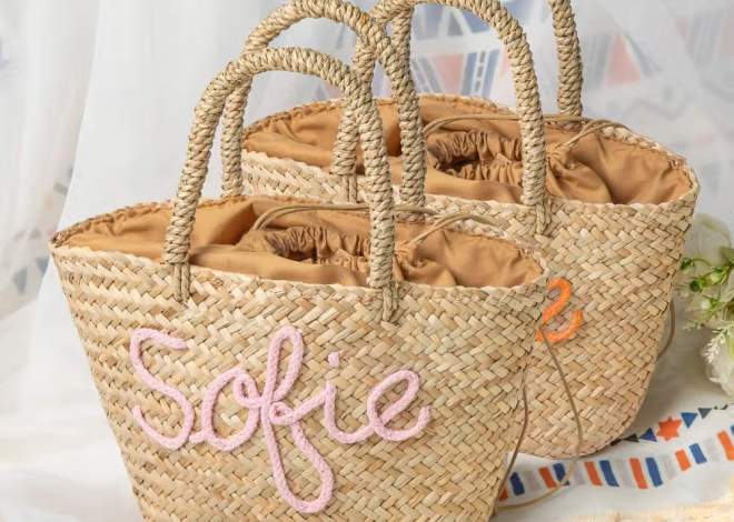 Personalisierte handgemachte Stroh-Eimertasche mit Namen: Ein persönliches Accessoire für besondere Anlässe