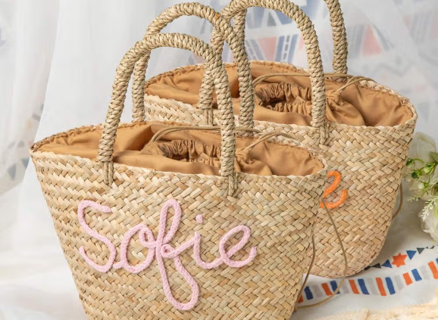 Personalisierte handgemachte Stroh-Eimertasche mit Namen: Ein persönliches Accessoire für besondere Anlässe