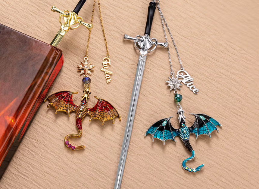 Personalisiertes Drachen-Schwert-Lesezeichen mit Namen und Sternanhänger: Magische Eleganz und Abenteuerlust zwischen den Buchseiten