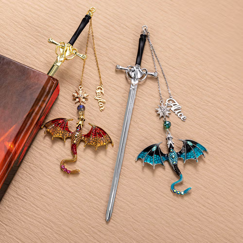 Personalisiertes Drachen-Schwert-Lesezeichen mit Namen und Sternanhänger: Magische Eleganz und Abenteuerlust zwischen den Buchseiten