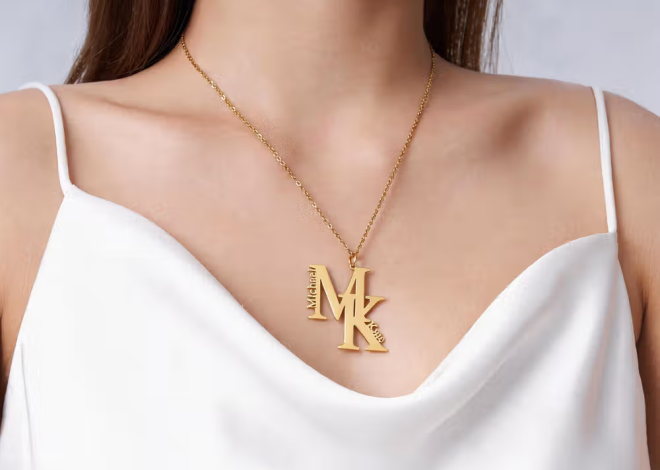 Zwei Buchstaben nah am Herzen: Personalisierte Monogramm-Halskette mit Initialen-Anhänger und Namen
