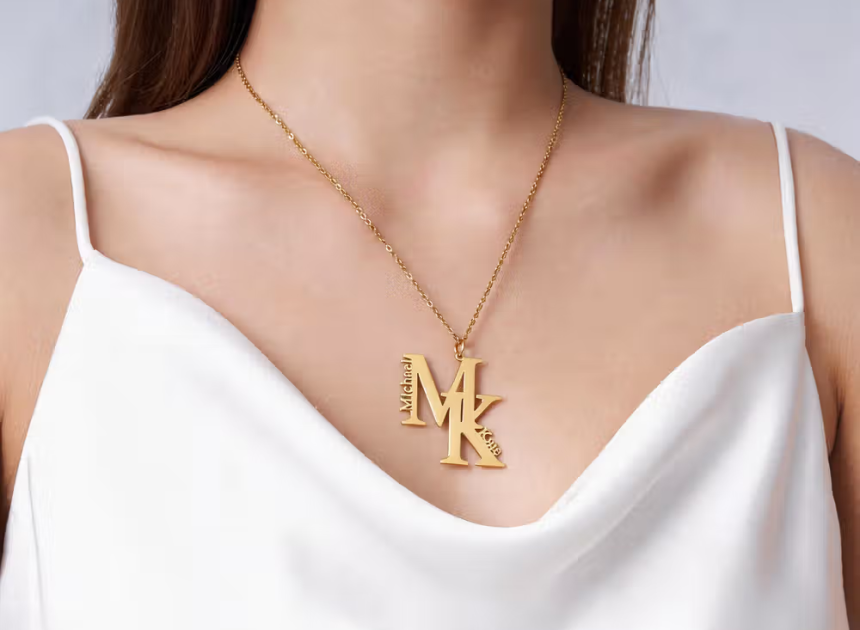 Zwei Buchstaben nah am Herzen: Personalisierte Monogramm-Halskette mit Initialen-Anhänger und Namen
