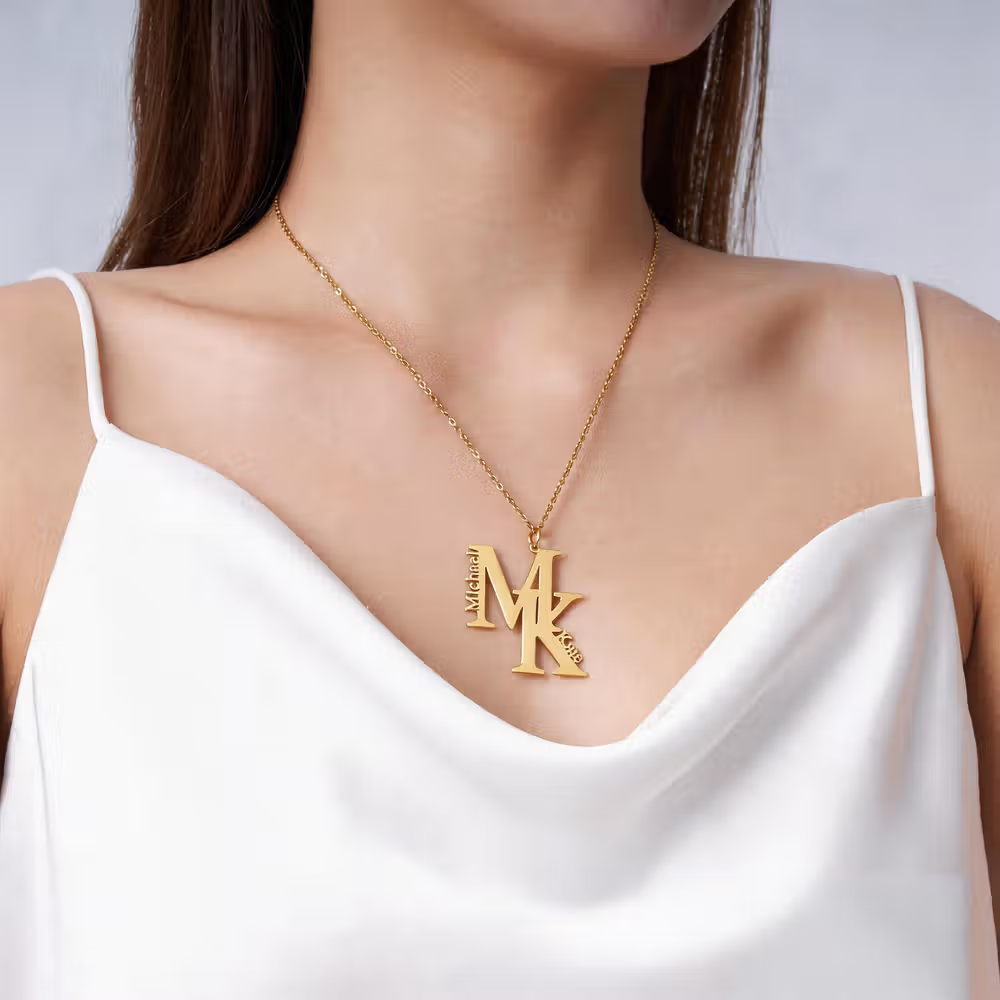 Zwei Buchstaben nah am Herzen: Personalisierte Monogramm-Halskette mit Initialen-Anhänger und Namen
