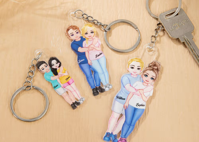 Personalisierter Acryl-Schlüsselanhänger mit gezeichnetem Liebespaar und Namen