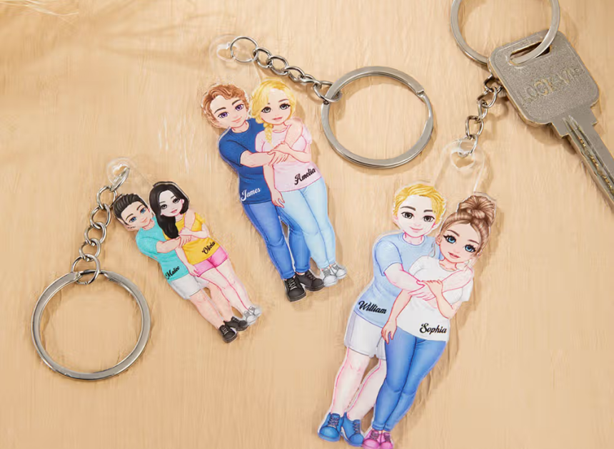 Personalisierter Acryl-Schlüsselanhänger mit gezeichnetem Liebespaar und Namen